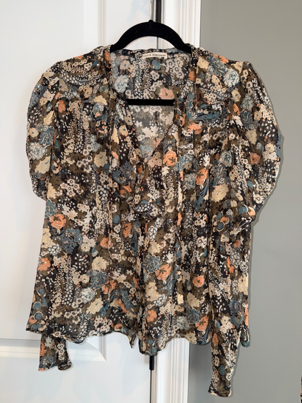 Floral Puff-Sleeve Blouse in Black Multi